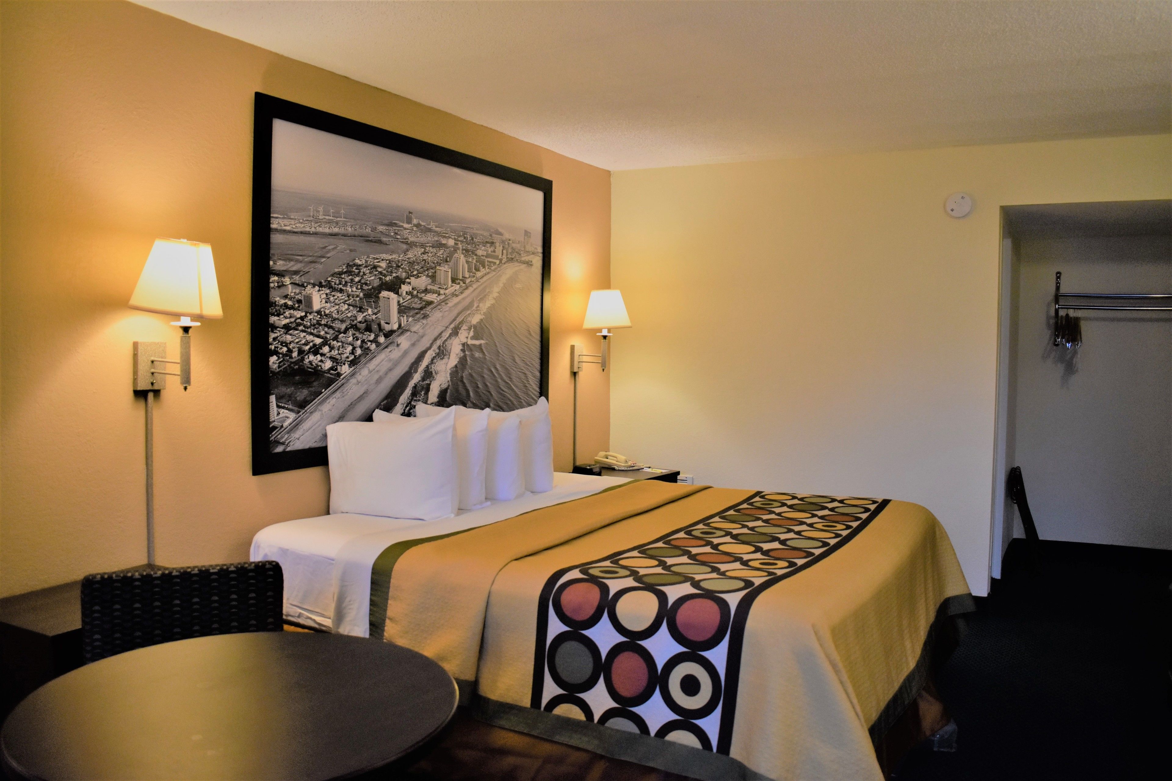 Escritorio, tabla de planchar con plancha, wifi gratis y ropa de cama 