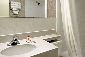 Ensemble douche/baignoire, articles de toilette gratuits