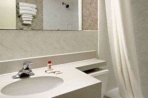 Ensemble douche/baignoire, articles de toilette gratuits