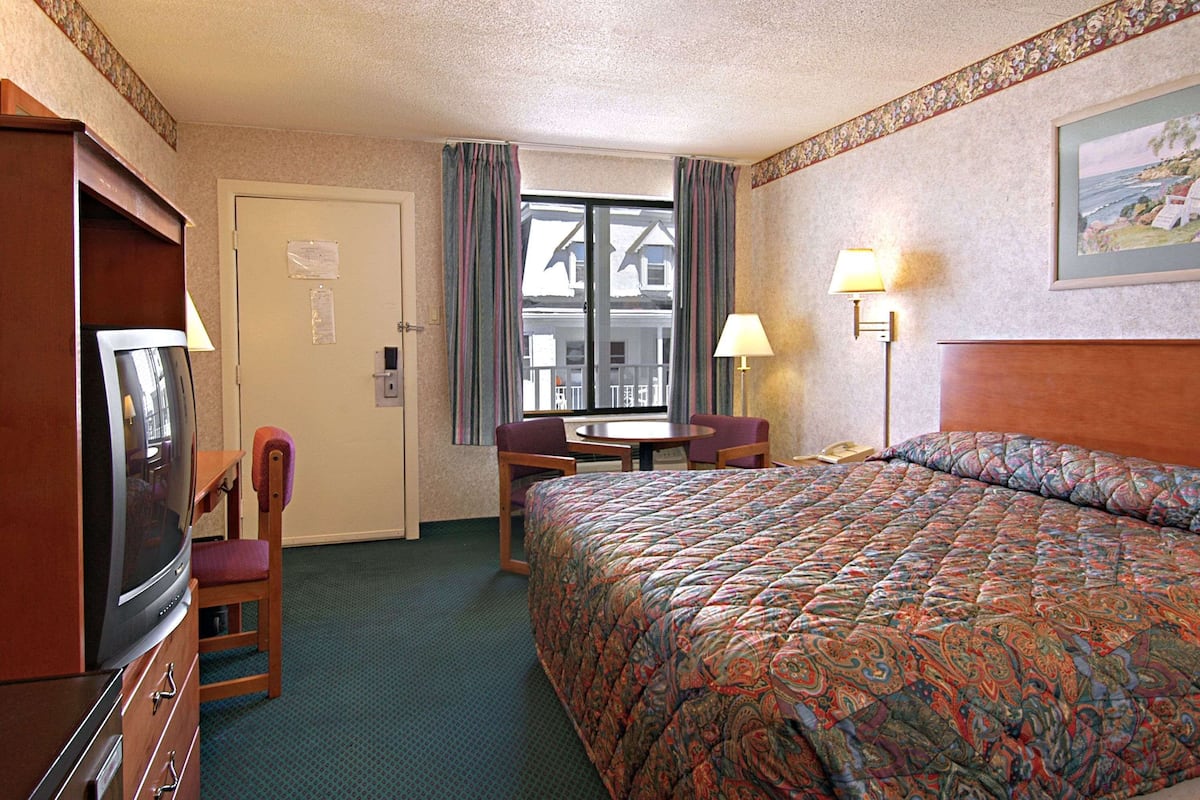 Desk, iron/ironing board, free WiFi, bed sheets