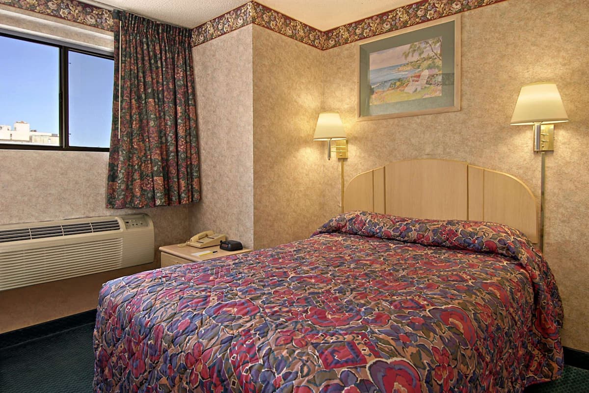Suite, 1 Double Bed | Desk, iron/ironing board, free WiFi, bed sheets