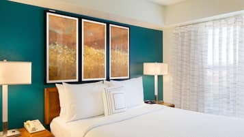 Ropa de cama de alta calidad, escritorio y cortinas blackout