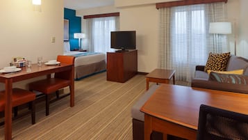 Hochwertige Bettwaren, Schreibtisch, Verdunkelungsvorhänge