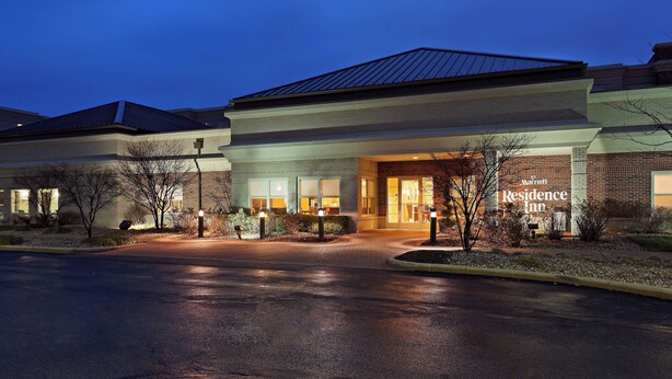 Um Residence Inn Marriott com fachada de tijolos, grandes janelas e uma entrada bem iluminada.