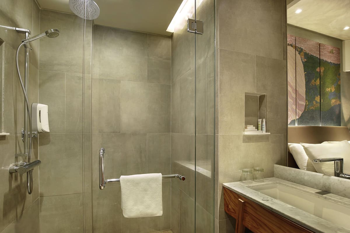 1 bedroom, in-room safe, blackout curtains, soundproofing