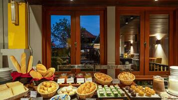 بوفيه فطور يوميًا بتكلفة قدرها (20 USD للشخص)