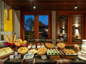 Tägliches Frühstücksbuffet (20 USD pro Person)