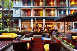 2 bars/lounges, poolside bar - Mercure Kuta Bali (Kuta)