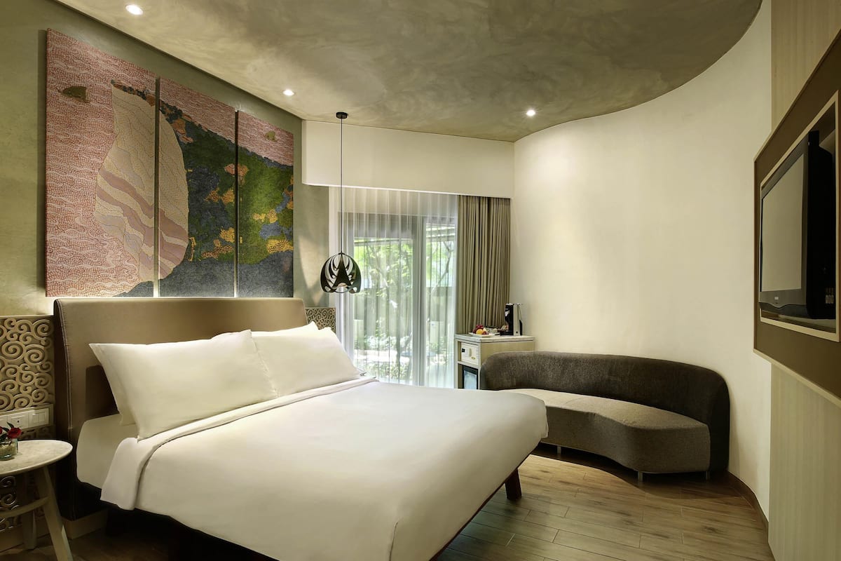 1 bedroom, in-room safe, blackout curtains, soundproofing