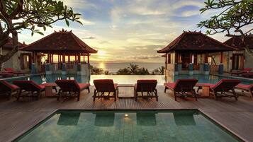 2 bars/lounges, poolside bar