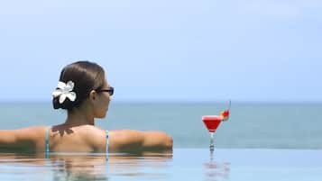 2 bars/lounges, poolside bar