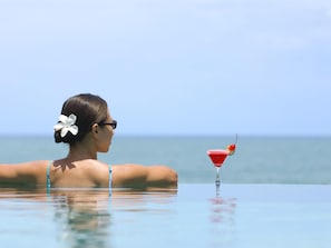 A person in a pool with a clear view of the ocean. - Mercure Kuta Bali (Kuta)