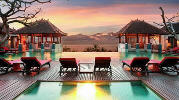 Outdoor pool, pool loungers