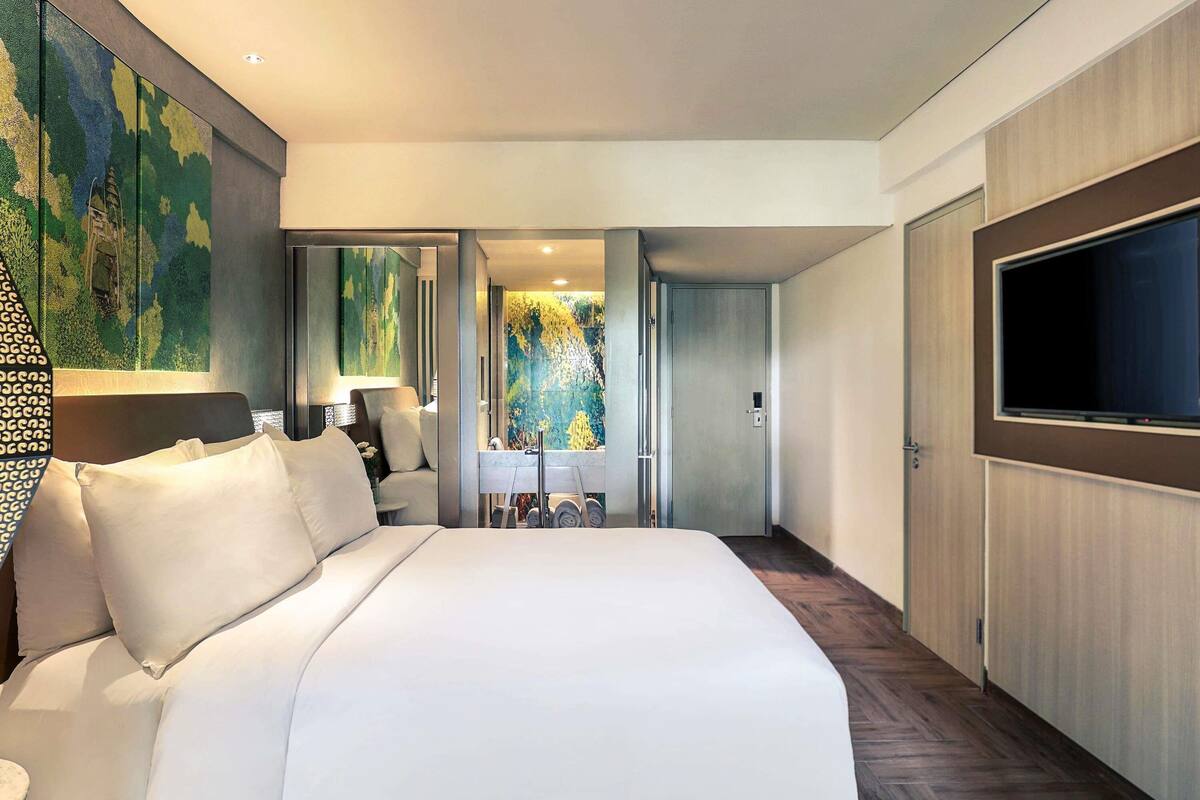 In-room safe, blackout curtains, soundproofing