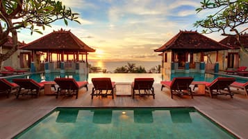 Una piscina al aire libre, tumbonas