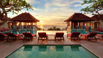 Kolam renang outdoor, dengan kursi berjemur