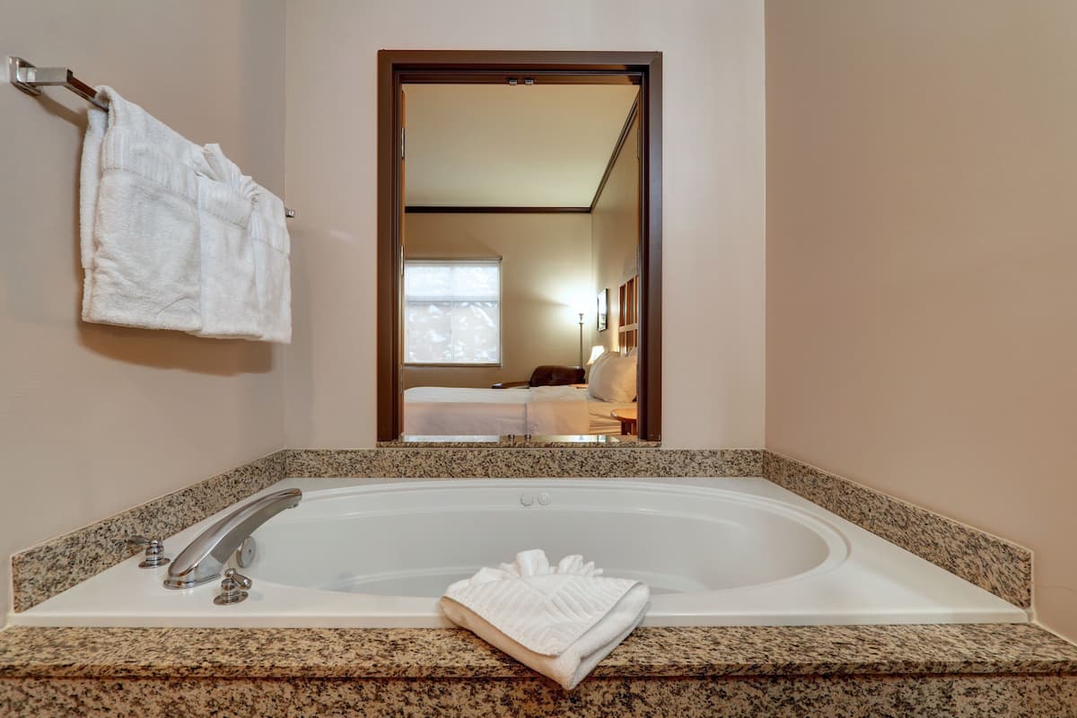 1 bedroom, premium bedding, in-room safe, desk