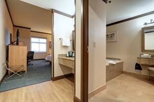 1 bedroom, premium bedding, in-room safe, desk