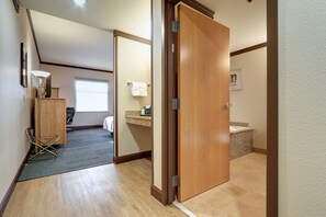 1 bedroom, premium bedding, in-room safe, desk