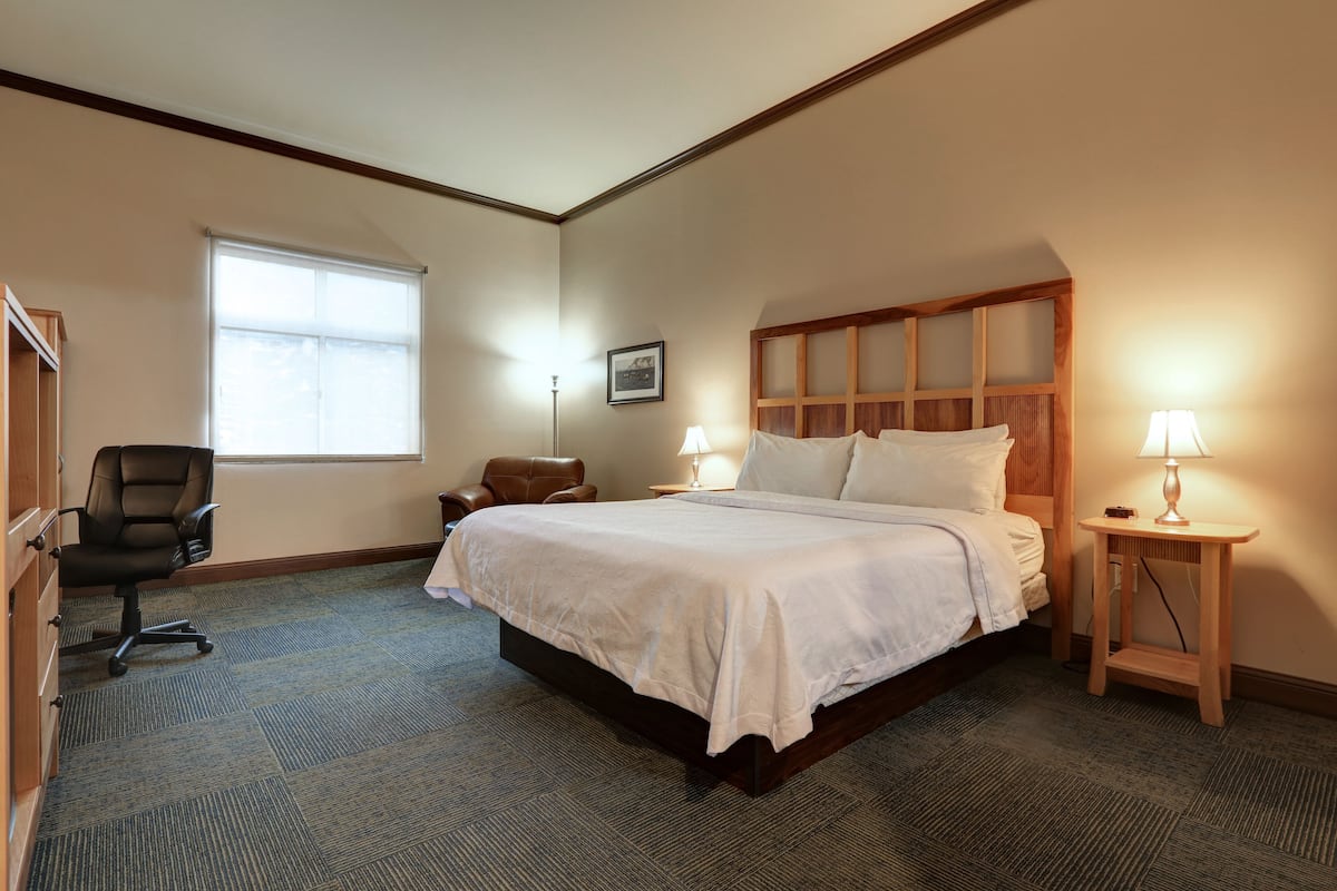 1 bedroom, premium bedding, in-room safe, desk