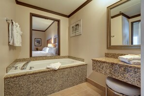 Separat badekar og dusj og dype avslapningsbadekar