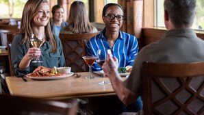 2 か所のレストラン : 朝食、ランチ、ディナーに営業