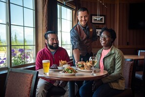 2 restaurantes, se sirven desayunos, comidas, cenas y cocina americana