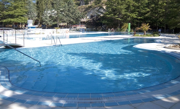 4 piscinas al aire libre, tumbonas