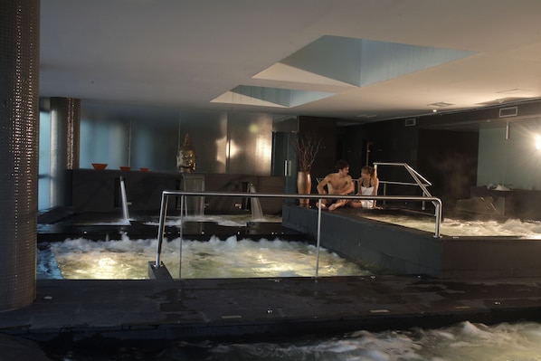 Sauna, hot tub, steam room, hot springs/mineral springs