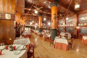 3 restaurantes, se sirven comidas, cenas y cocina regional