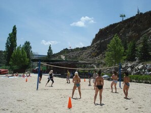 Wasserski, Volleyball, Motorbootfahrt, Rudern/Kanufahren