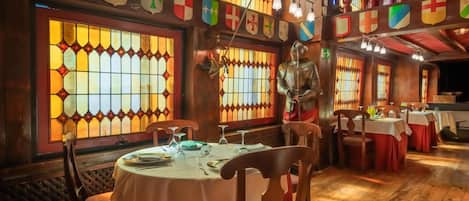 3 restaurants servant le déjeuner et le dîner, plats Cuisine régionale