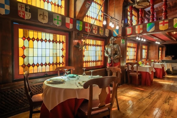 3 restaurants, lunch, dinner served; Regional cuisine