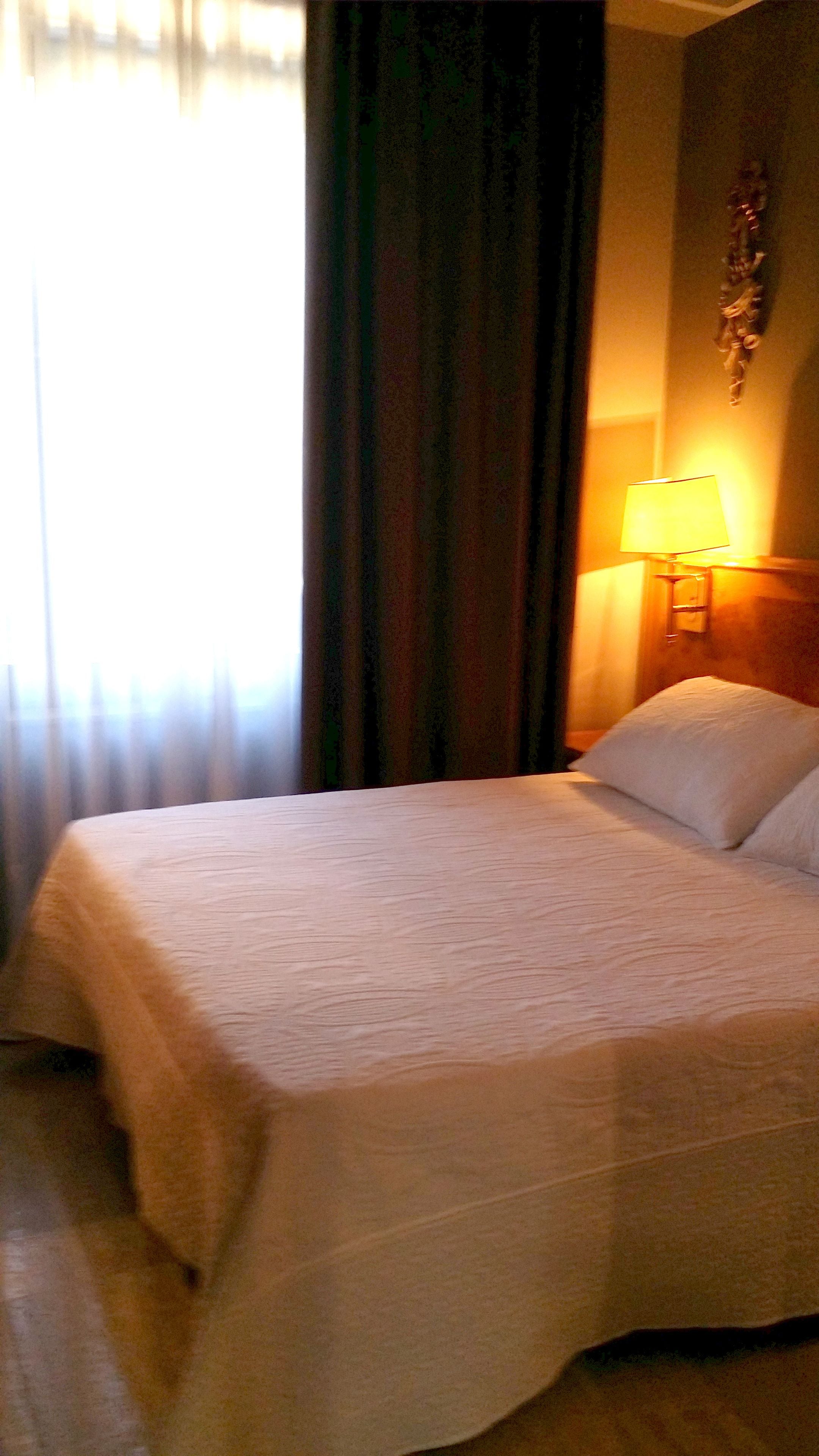 single room | 1 bedroom, minibar, in-room safe, desk