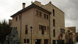 Un edificio con un cartel que dice 'San Polo Hotel'.