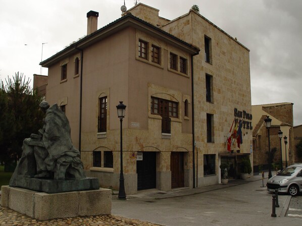Un edificio con un cartel que dice 'San Polo Hotel'.