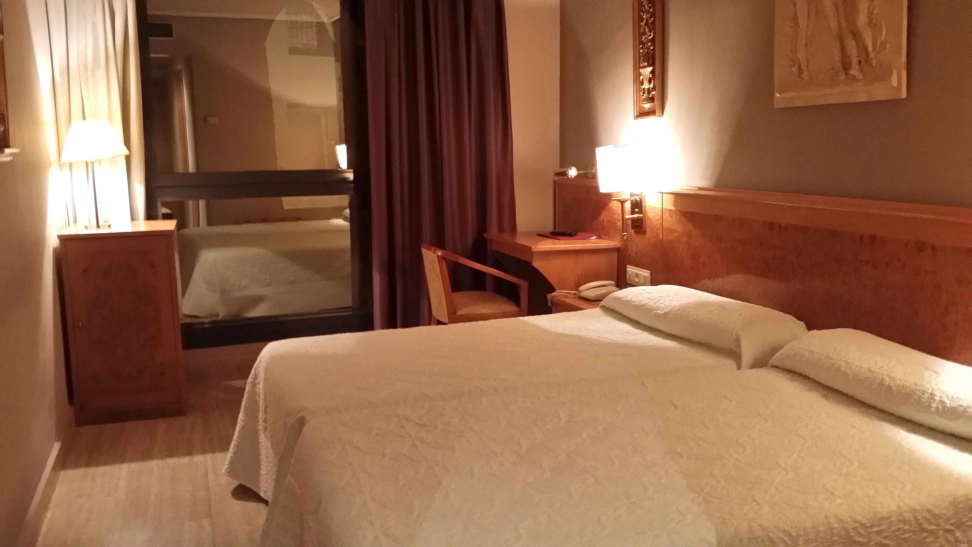 double or twin room | 1 bedroom, minibar, in-room safe, desk