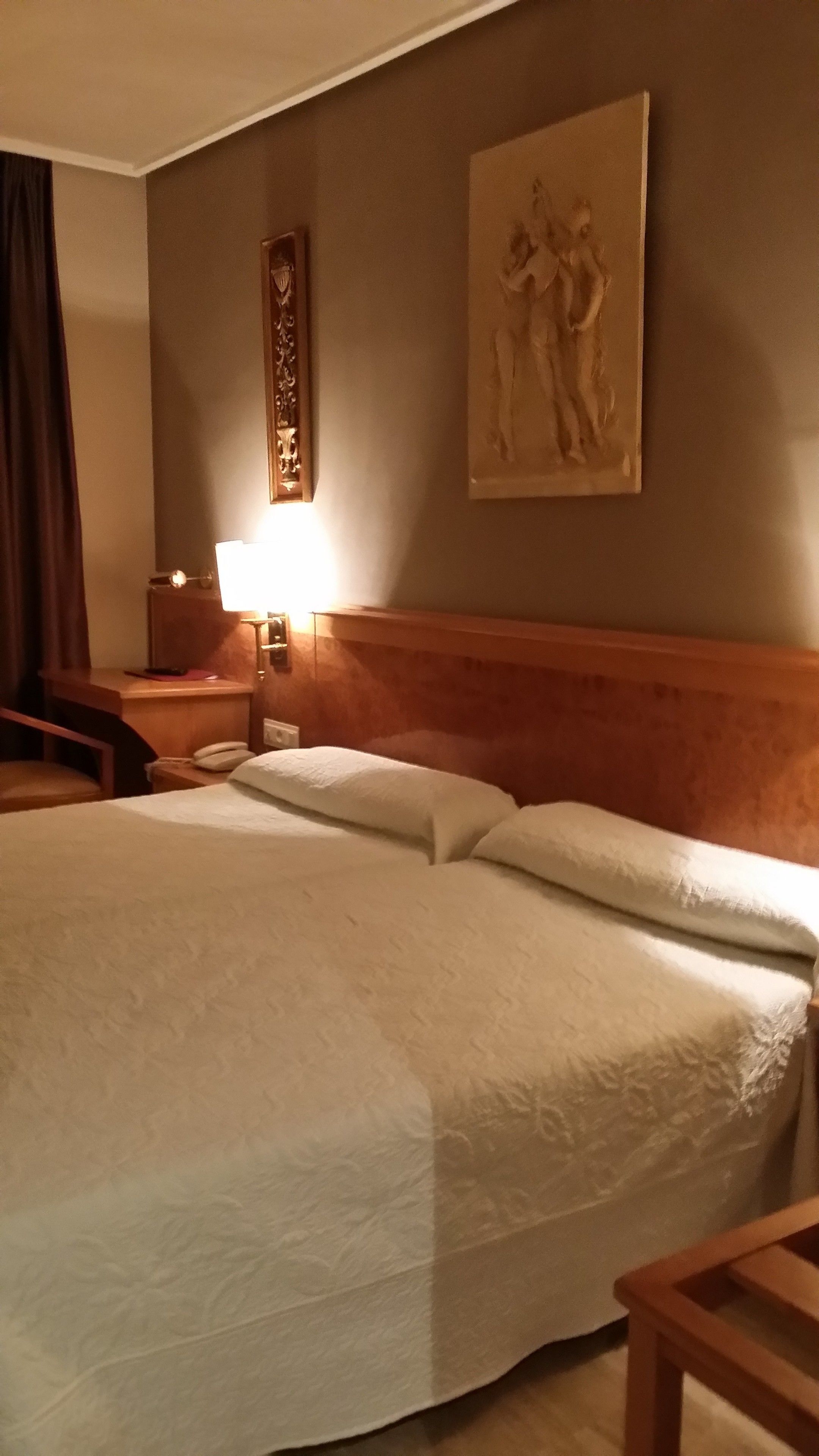 single room | 1 bedroom, minibar, in-room safe, desk