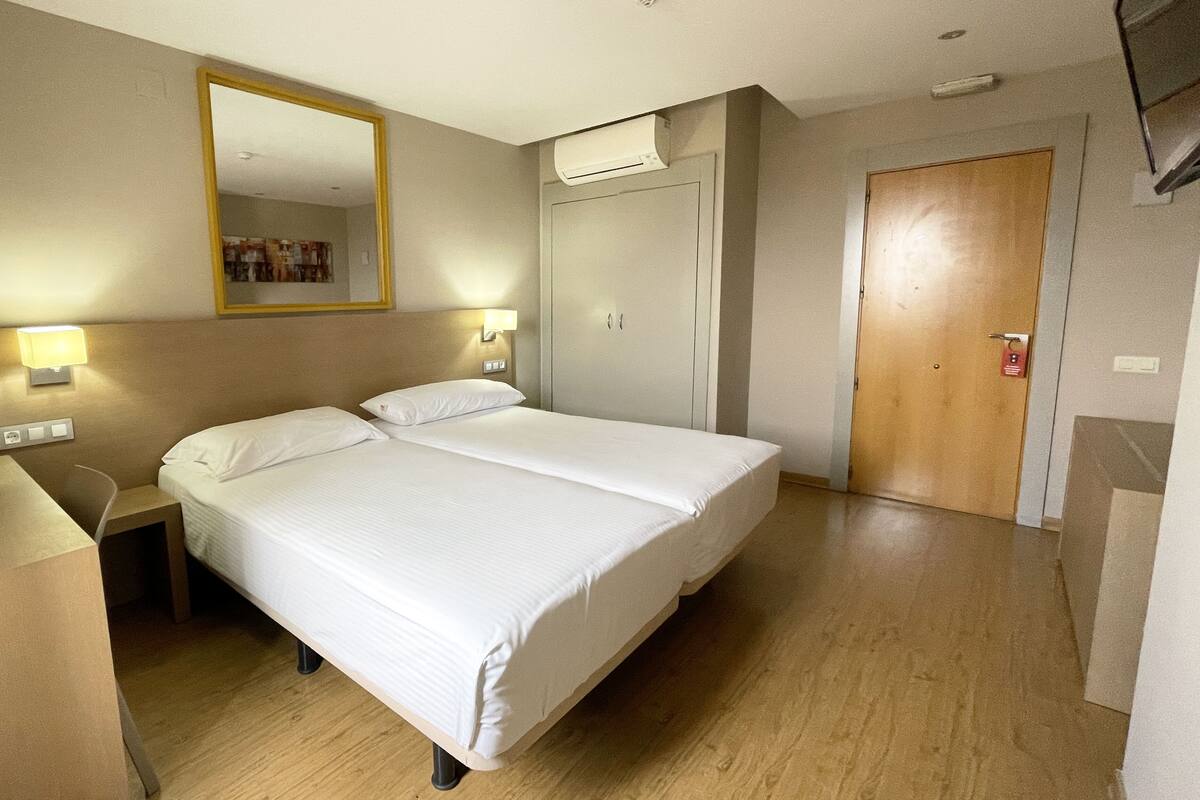 In-room safe, desk, soundproofing, WiFi (free)
