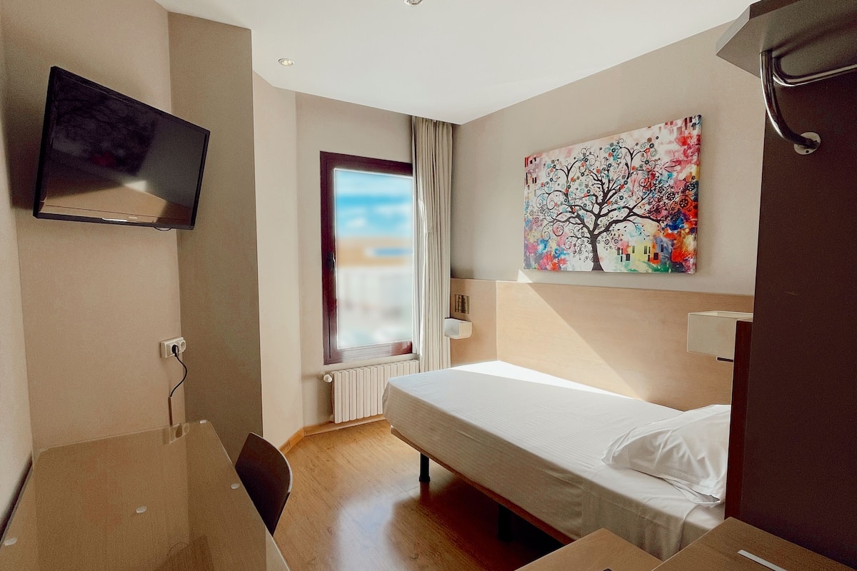 Single Room | In-room safe, desk, soundproofing, free WiFi