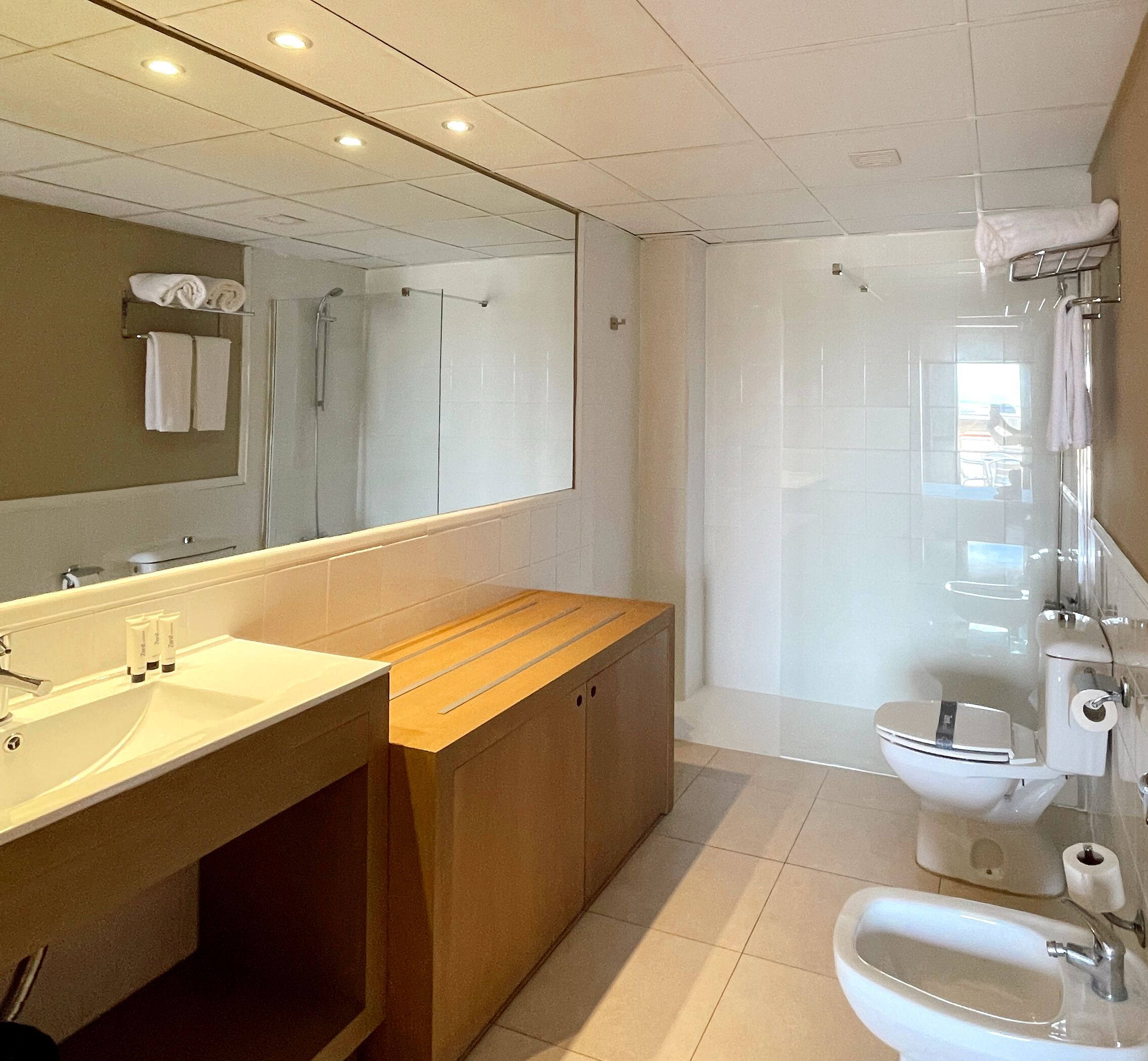 Double Room | In-room safe, desk, soundproofing, free WiFi