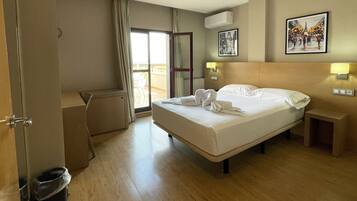 Tweepersoonskamer | Een kluis op de kamer, een bureau, geluiddichte muren, gratis wifi