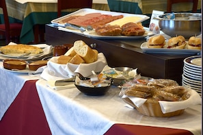 Petit déjeuner buffet (8 EUR par personne)