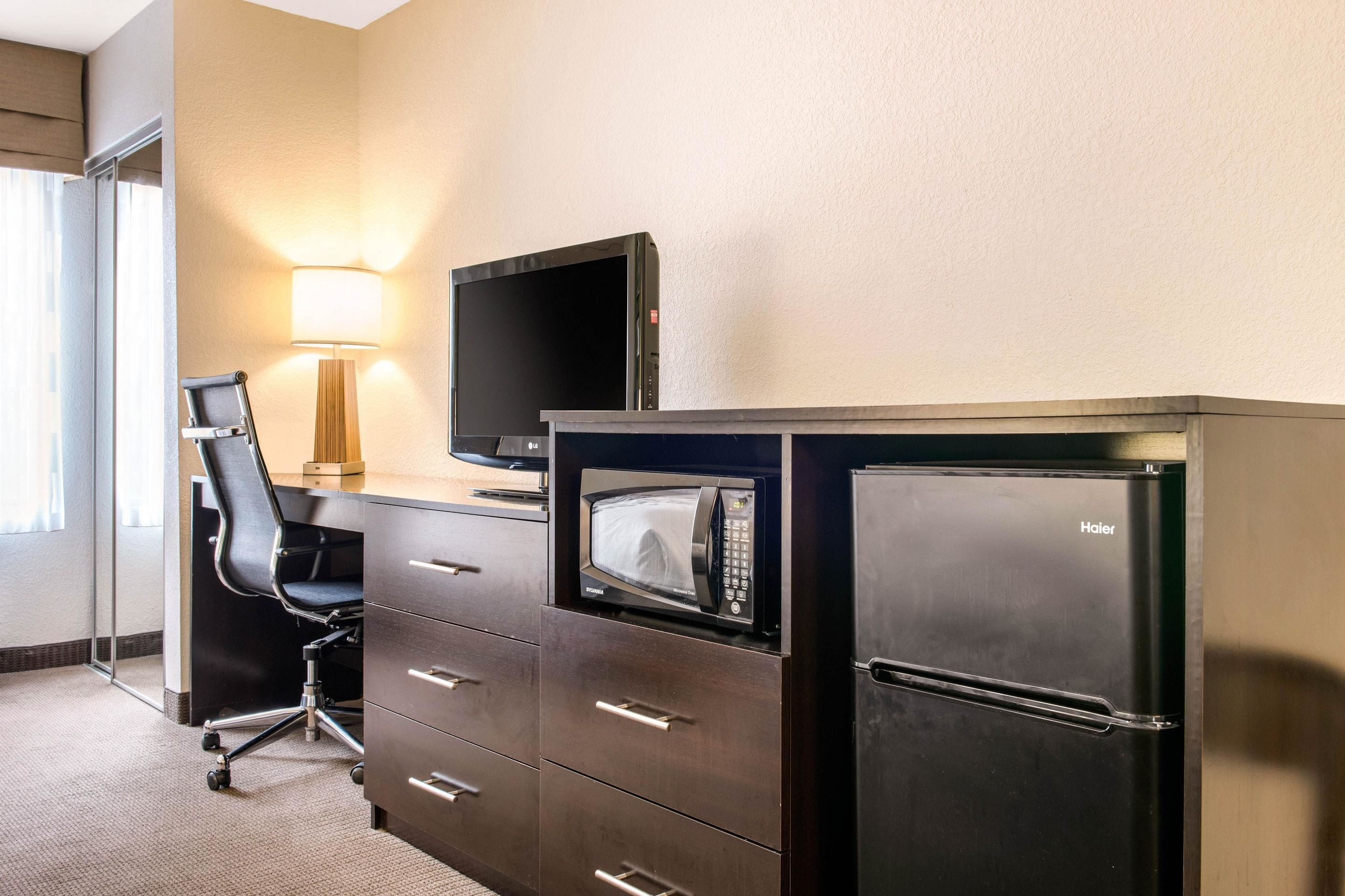 standard room, 1 queen bed | desk, iron/ironing board, free wifi, bed sheets