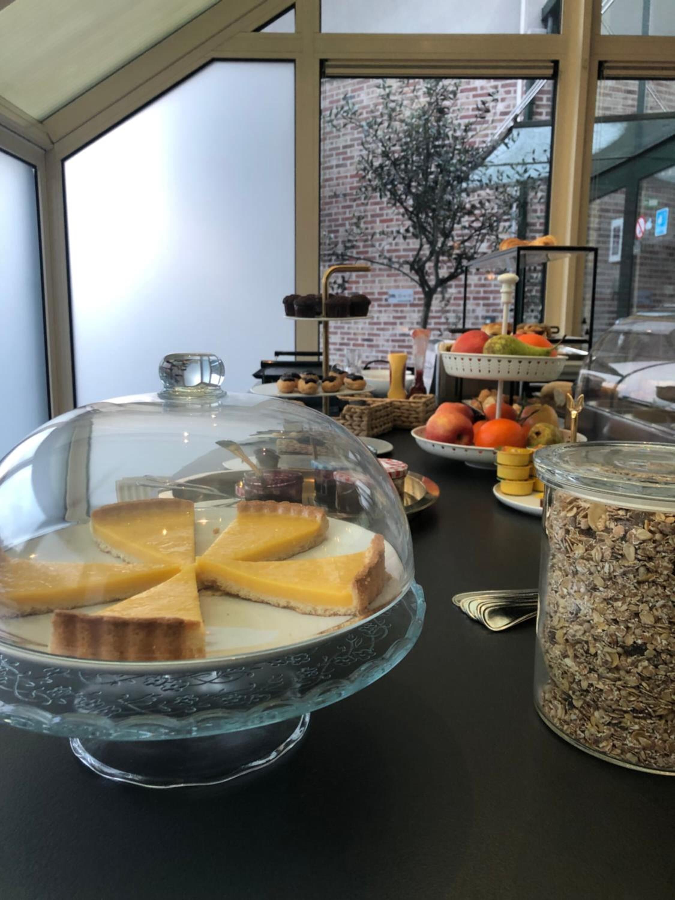 Un ricco buffet della colazione con dolci, frutta e barattolo di avena.