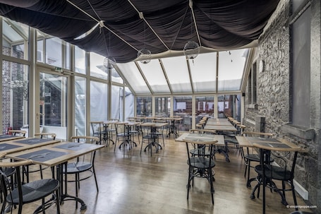 Restaurant. New Hotel De Lives