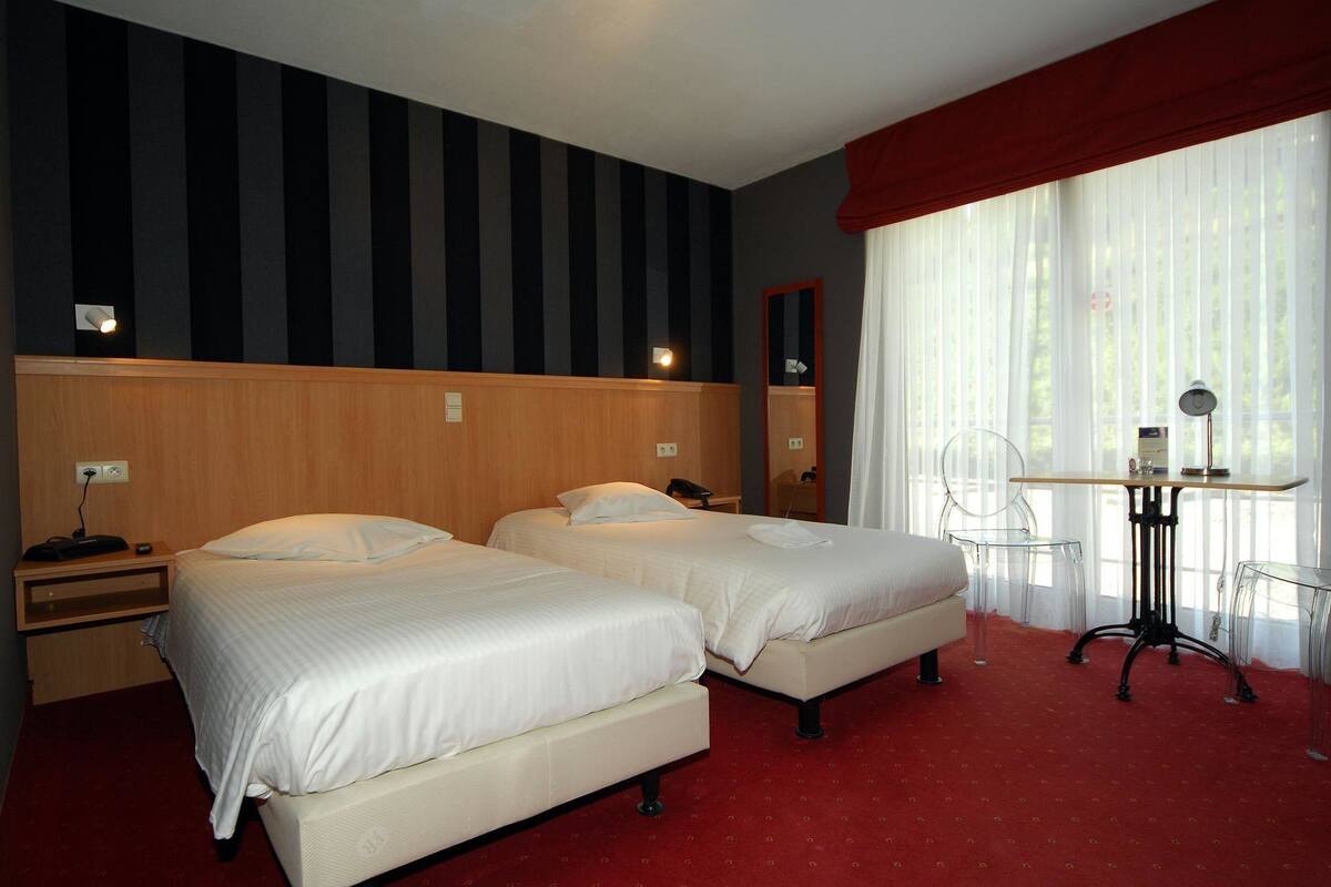 Deluxe Twin kamer | Een kluis op de kamer, een bureau, een strijkplank/strijkijzer