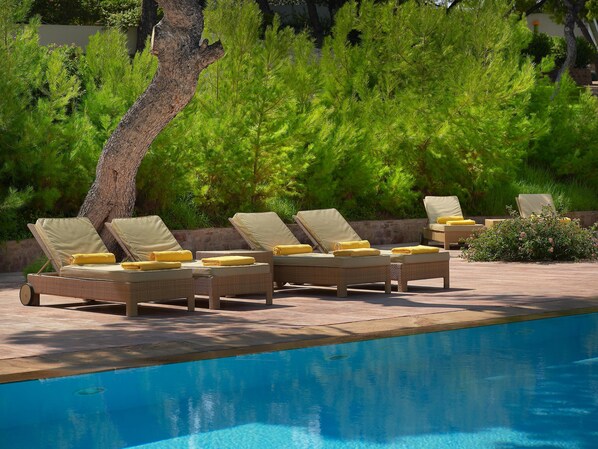 Indoor pool, 2 outdoor pools, pool loungers