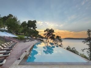 Infinity pool