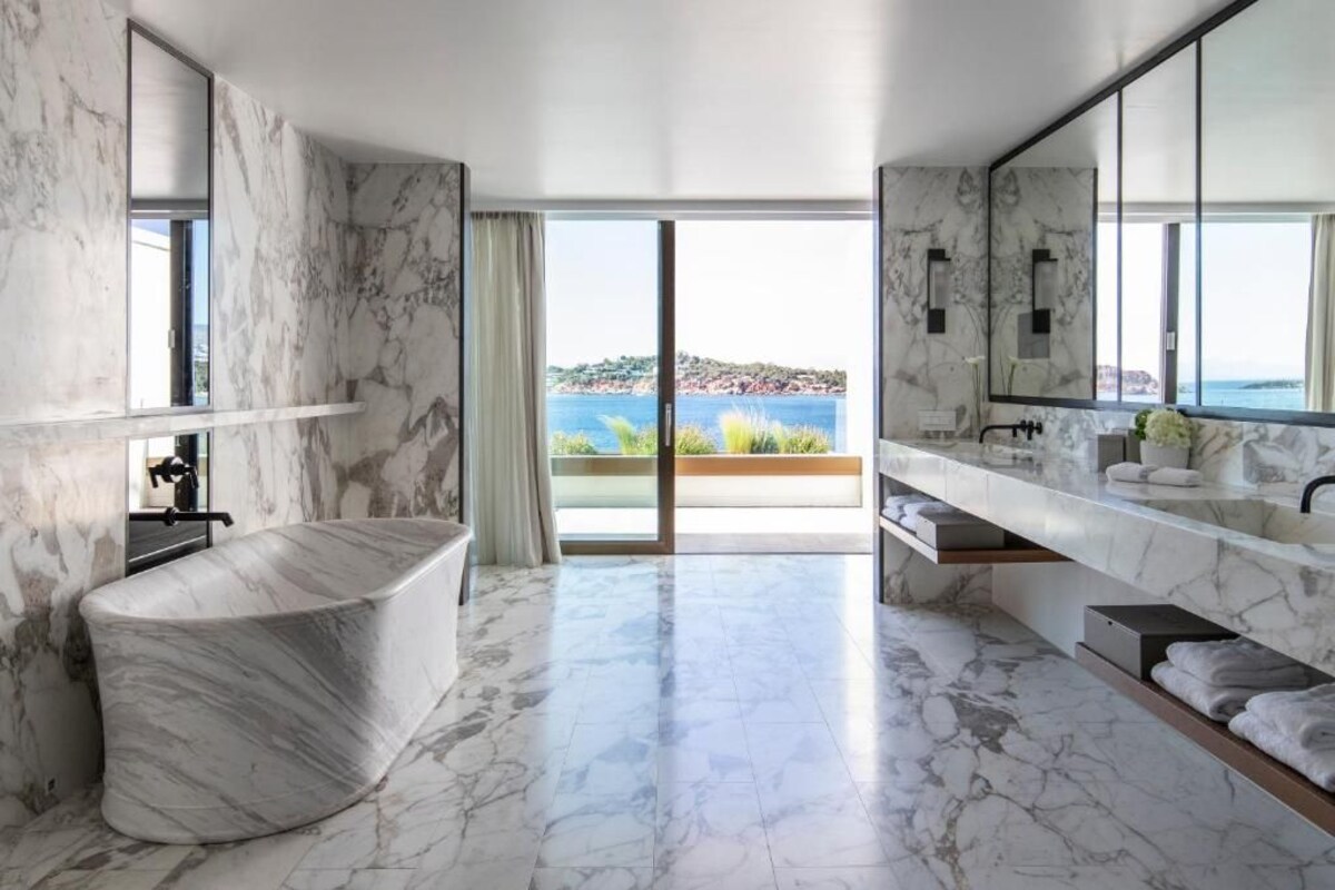 Bathroom | Combined shower/tub, deep soaking tub, designer toiletries, hair dryer